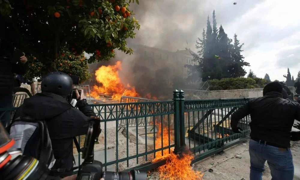 Τέμπη: 29 πολίτες τραυματίστηκαν στα επεισόδια - Στο 401 τέσσερις τραυματίες αστυνομικοί